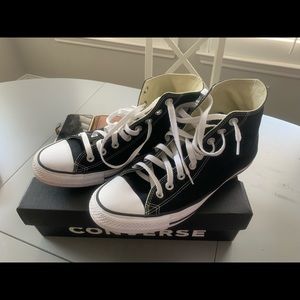 Mens size 9 converse sneaks. Worn 2 times-Great condition! Super light and comfy